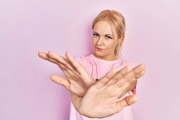 Jonge Blonde Vrouw Dragen Casual Roze Shirt Afwijzing Expressie Kruising — Stockfoto