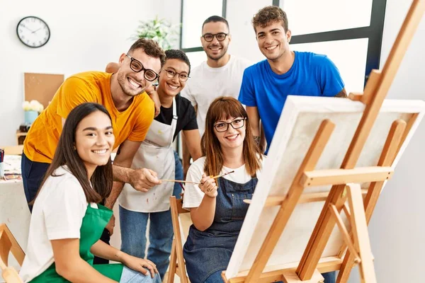 Gruppo Persone Sorridenti Felice Alla Ricerca Attrazione Partner Studio Arte — Foto Stock