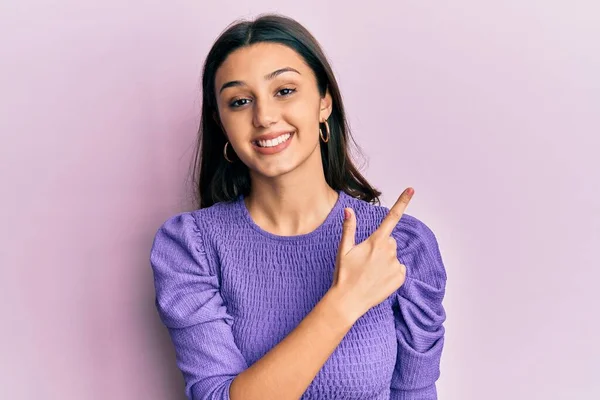 Jonge Latino Vrouw Dragen Casual Kleding Lachend Vrolijk Wijzend Met — Stockfoto