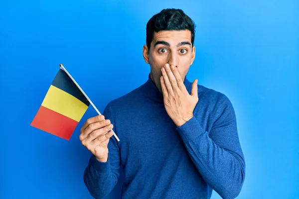 Schöner Hispanischer Mann Mit Belgischer Flagge Der Mund Mit Der — Stockfoto