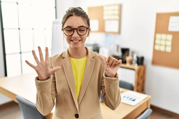 Ung Brunett Tonåring Bär Business Style Kontoret Visar Och Pekar — Stockfoto