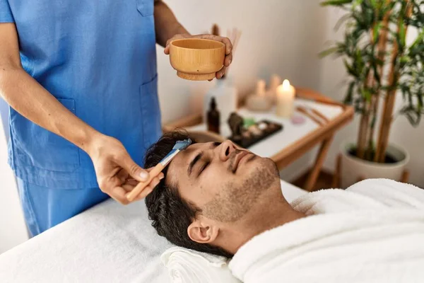 Hombre Recibiendo Tratamiento Facial Centro Belleza —  Fotos de Stock