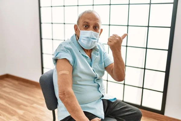 Gri Saçlı Olgun Spanyol Bir Adam Aşı Oluyor Parmağını Kaldırıp — Stok fotoğraf
