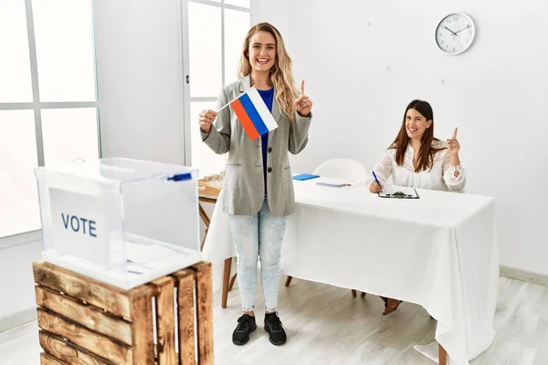 Siyasi Duruşunda Elinde Rusya Bayrağı Olan Genç Sarışın Bir Kadın — Stok fotoğraf