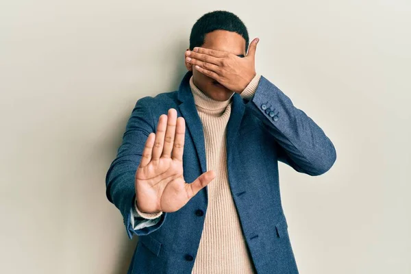 Jeune Homme Hispanique Beau Portant Des Vêtements Élégants Des Lunettes — Photo