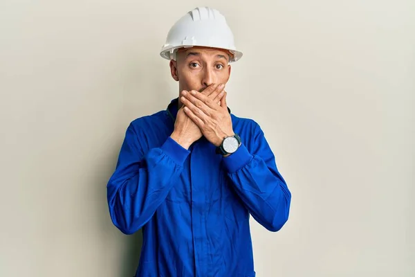 Skallig Man Med Skägg Klädd Overall Uniform Och Hårdhatt Chockad — Stockfoto