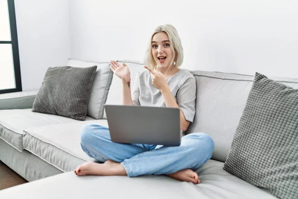 Genç Beyaz Bir Kadın Evinde Dizüstü Bilgisayar Kullanıyor Kanepeye Oturmuş — Stok fotoğraf