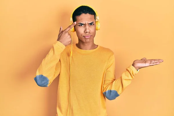 Der Junge Afrikanisch Amerikanische Typ Der Mit Kopfhörern Musik Hört — Stockfoto