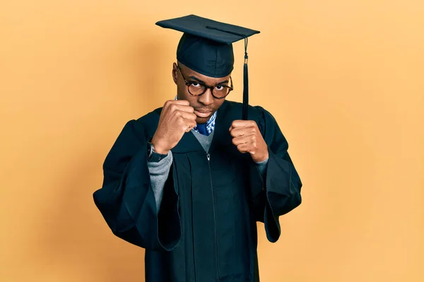 Junger Afrikanisch Amerikanischer Mann Mit Diplommütze Und Zeremoniengewand Bereit Mit — Stockfoto