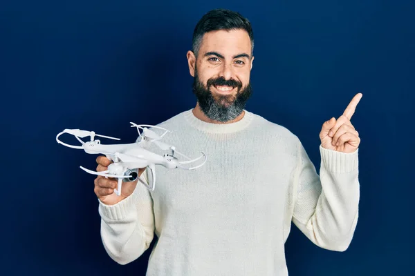 Jovem Hispânico Segurando Drone Sorrindo Feliz Apontando Com Mão Dedo — Fotografia de Stock