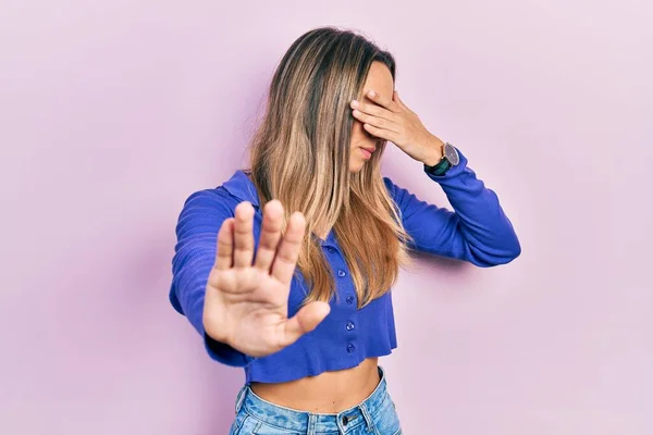 Hermosa Mujer Hispana Vistiendo Una Camisa Azul Casual Cubriendo Los —  Fotos de Stock