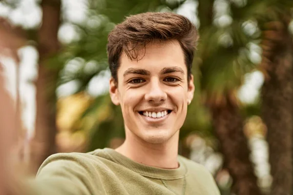 Jovem Hispânico Sorrindo Feliz Fazendo Selfie Pela Câmera Cidade — Fotografia de Stock