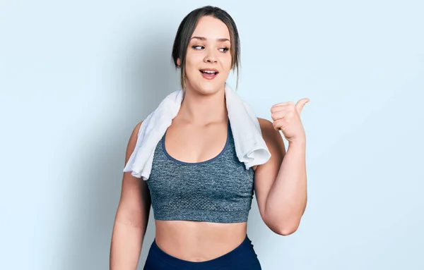 Młoda Latynoska Dziewczyna Ubrana Odzież Sportową Ręcznik Uśmiechnięta Szczęśliwą Twarzą — Zdjęcie stockowe