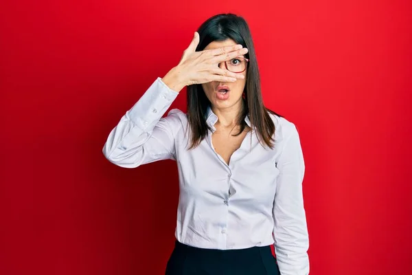 Giovane Donna Ispanica Indossa Camicia Lavoro Occhiali Sbirciare Shock Che — Foto Stock