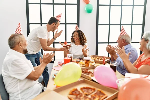 Gruppo Amici Mezza Età Sorridenti Felice Festeggiare Compleanno Casa — Foto Stock