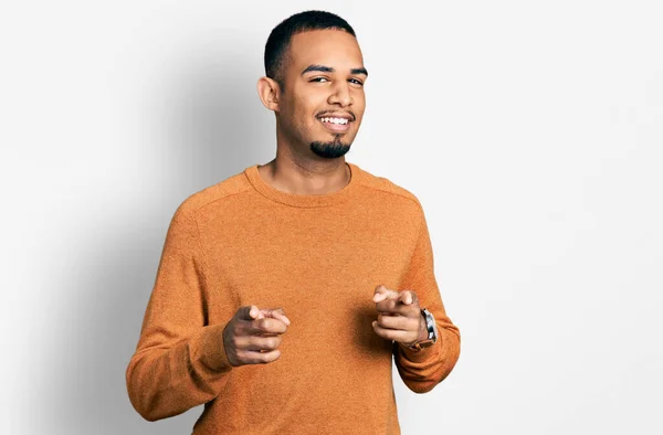 Junger Afrikanisch Amerikanischer Mann Lässiger Kleidung Der Mit Erhobenem Zeigefinger — Stockfoto