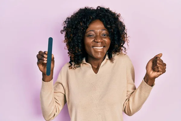 Jeune Femme Afro Américaine Utilisant Des Ongles Limes Criant Fier — Photo