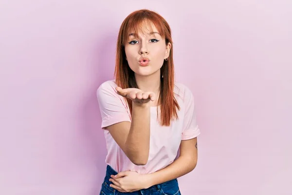 Redhead Ung Kvinna Bär Casual Rosa Shirt Tittar Kameran Blåser — Stockfoto