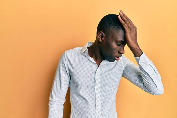 Jovem Afro Americano Vestindo Roupas Casuais Surpreso Com Mão Cabeça — Fotografia de Stock