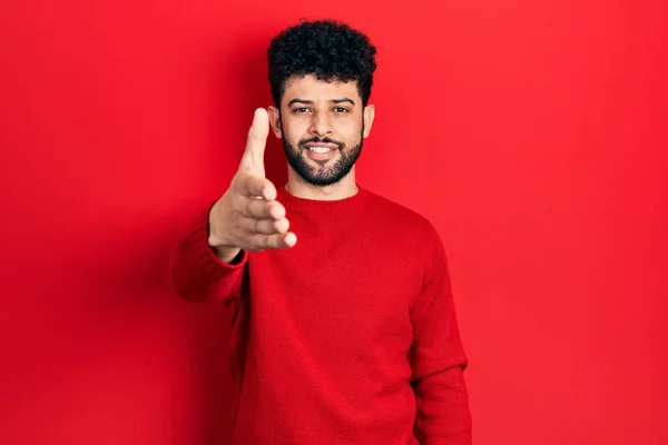 Młody Arabski Mężczyzna Brodą Czerwonym Swetrze Uśmiechnięty Przyjazny Serdeczny Uścisk — Zdjęcie stockowe