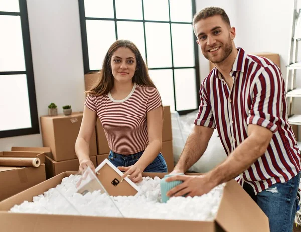 Junges Kaukasisches Paar Lächelt Glücklich Beim Auspacken Von Pappkartons Neuen — Stockfoto