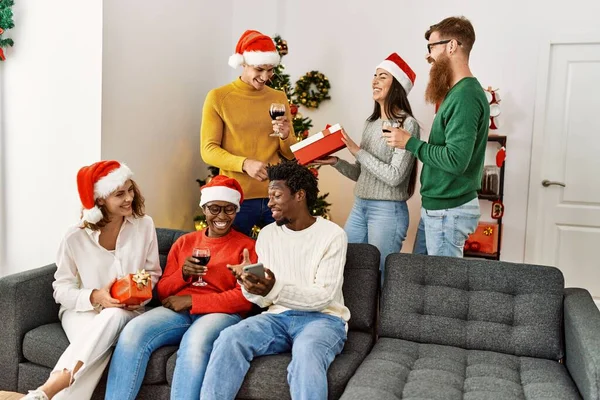 Gruppo Giovani Natale Seduti Sul Divano Casa — Foto Stock