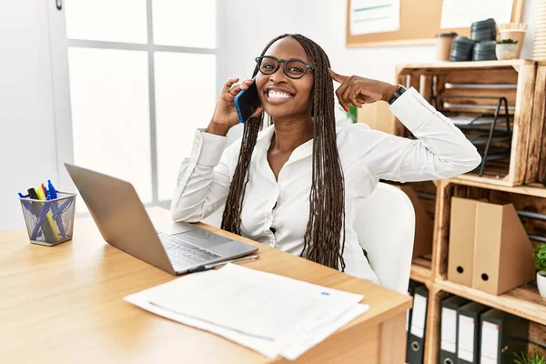 Mulher Negra Com Tranças Trabalhando Escritório Falando Telefone Sorrindo Apontando — Fotografia de Stock