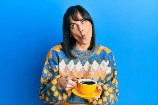 Jovem Hispânica Bebendo Uma Xícara Café Fazendo Cara Peixe Com — Fotografia de Stock