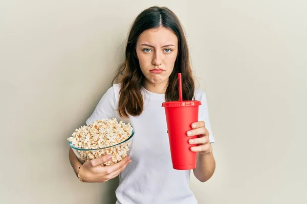 Fiatal Barna Popcornt Eszik Üdítőt Iszik Depressziós Aggódik Szorongás Sír — Stock Fotó