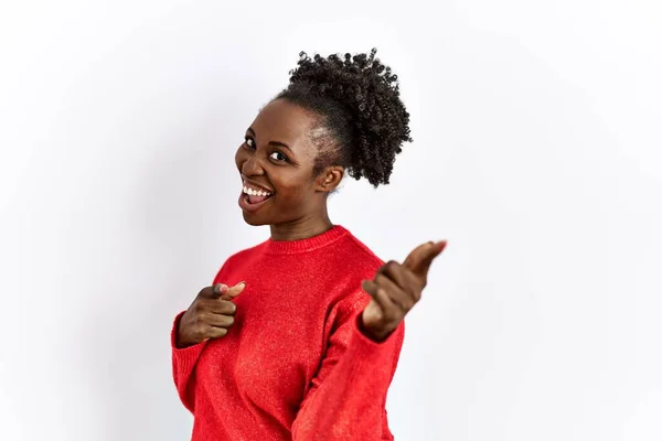 Молодая Африканская Американка Повседневной Одежде Изолированном Фоне Указывает Пальцем Камеру — стоковое фото