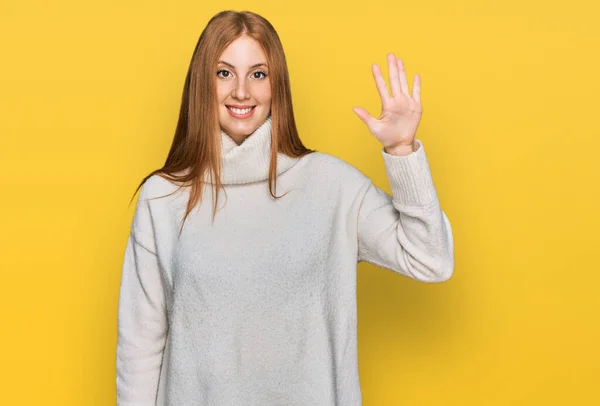 Junge Irin Trägt Lässigen Winterpullover Und Zeigt Mit Finger Nummer — Stockfoto