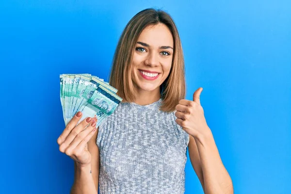 Joven Mujer Rubia Caucásica Sosteniendo Billetes Malaysia Ringgit Sonriendo Feliz — Foto de Stock