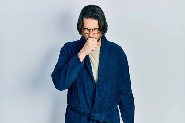 中世の白人男性はバスローブと眼鏡をかけて体調が悪くなり 風邪や気管支炎の症状として咳をした ヘルスケアの概念 — ストック写真