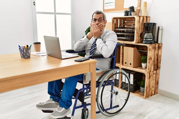 Μεσήλικας Ισπανός Που Δούλευε Στο Γραφείο Αναπηρικό Καροτσάκι Σοκαρισμένος Καλύπτοντας — Φωτογραφία Αρχείου