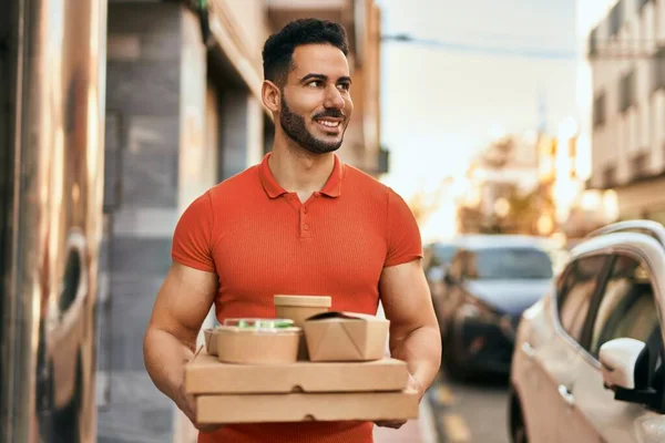 Jovem Hispânico Sorrindo Feliz Segurando Tirar Comida Cidade — Fotografia de Stock