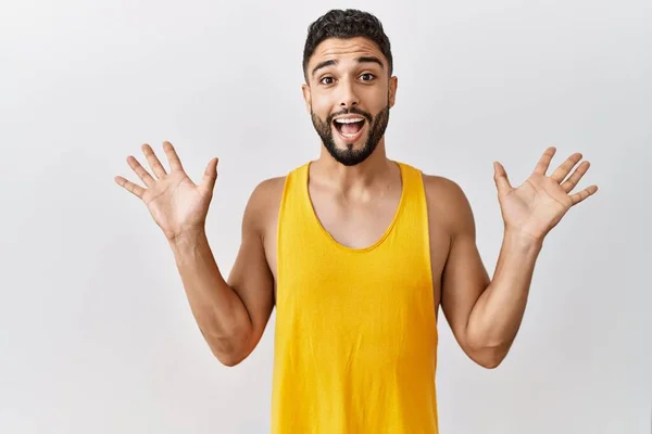 Homem Bonito Jovem Com Barba Sobre Fundo Isolado Celebrando Louco — Fotografia de Stock