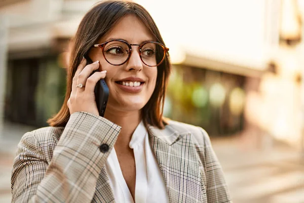 Ung Latinamerikansk Affärskvinna Ler Glad Prata Med Smartphone Staden — Stockfoto