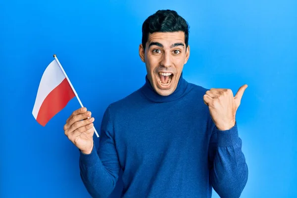 Красивый Латиноамериканец Флагом Польши Указывает Пальцем Сторону Улыбается Счастливо Открытым — стоковое фото