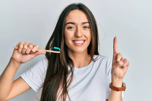 Jovem Hispânica Segurando Escova Dentes Com Pasta Dentes Sorrindo Com — Fotografia de Stock