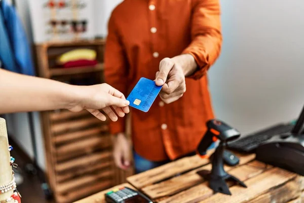 Tangan Penjaga Toko Memberikan Kartu Kredit Kepada Pelanggan Toko Pakaian — Stok Foto