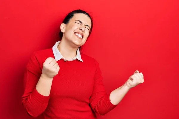 Mujer Hispana Joven Vistiendo Ropa Casual Muy Feliz Emocionada Haciendo — Foto de Stock