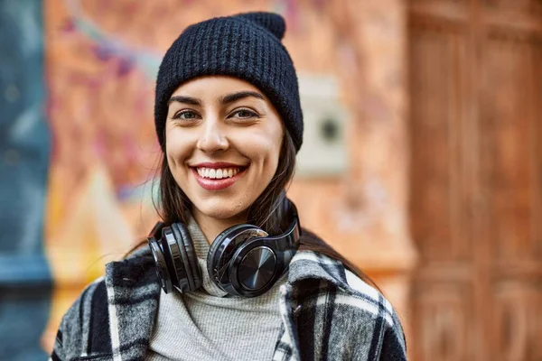 Jonge Spaanse Vrouw Glimlachen Gelukkig Met Behulp Van Koptelefoon Stad — Stockfoto