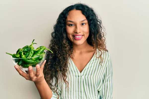 Jovem Latina Segurando Tigela Com Pimentas Verdes Olhando Positivo Feliz — Fotografia de Stock