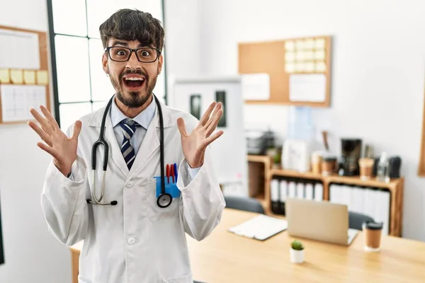 Hispanic Man Beard Wearing Doctor Uniform Stethoscope Office Celebrating Crazy — Stock Photo, Image