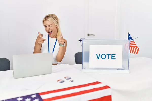Ung Kaukasisk Kvinna Vid Amerikanska Politiska Valkampanjen Pekar Finger Mot — Stockfoto