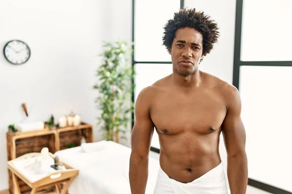 Hombre Afroamericano Joven Sin Camisa Con Toalla Pie Centro Belleza — Foto de Stock