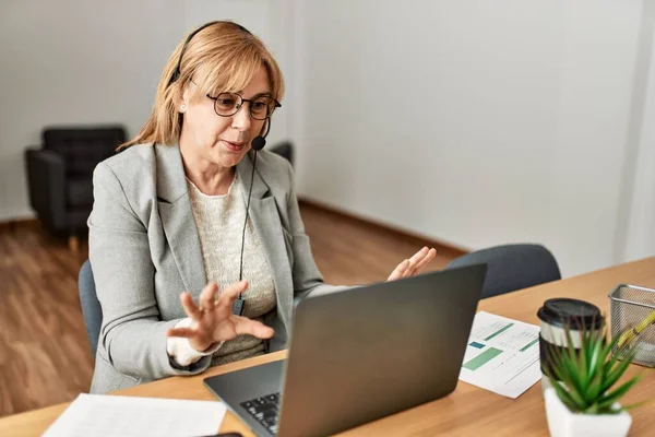 Middelbare Leeftijd Call Center Agent Met Videogesprek Met Behulp Van — Stockfoto