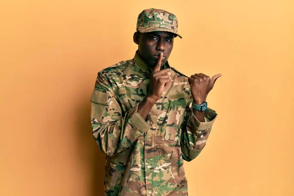Jovem Afro Americano Vestindo Uniforme Exército Pedindo Para Ficar Quieto — Fotografia de Stock
