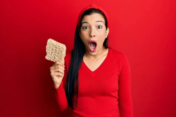 Young Latin Woman Holding Uncooked Noodles Scared Amazed Open Mouth — Stock Photo, Image