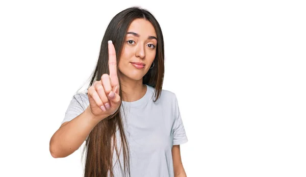 Jong Hispanic Meisje Dragen Casual Wit Shirt Wijzen Met Vinger — Stockfoto
